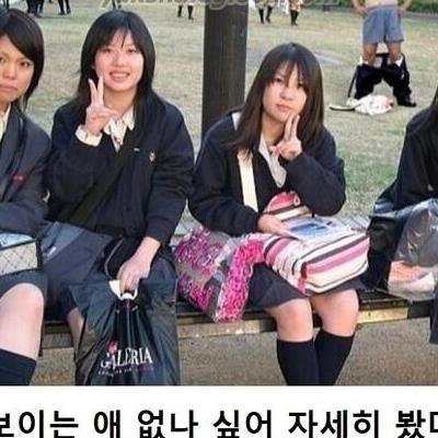 여고생들 단체 사진에서 팬티 보이는 애 찾았다